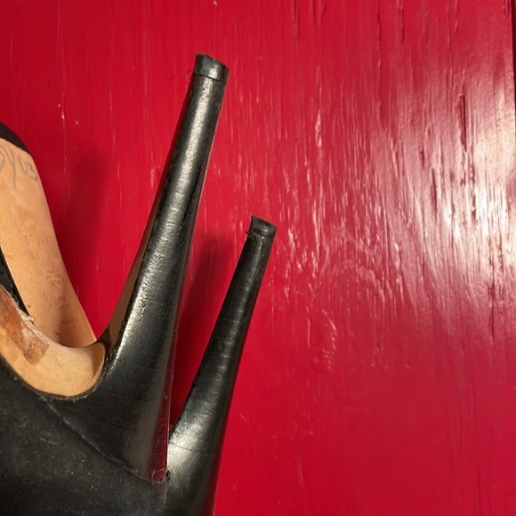 STUART WEITZMAN Suede Heels - Picture 4 of 12